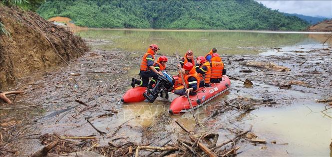 Trong ảnh: Lực lượng cứu hộ đưa 19 người trong đó có 1 người tử vong từ Thủy điện Rào Trăng 4 (Thừa Thiên-Huế) về bệnh viện. Ảnh: TTXVN