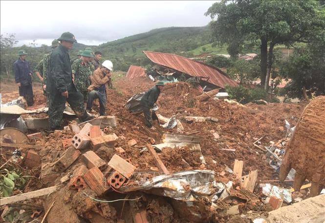Trong ảnh: 22 cán bộ, chiến sĩ Đoàn Kinh tế Quốc phòng 337 (Quân khu 4) bị đất vùi lấp trong vụ sạt lở núi xảy ra rạng sáng 18/10/2020 ở thôn Cợp, xã Hướng Phùng, huyện Hướng Hóa, tỉnh Quảng Trị. Ảnh: TTXVN