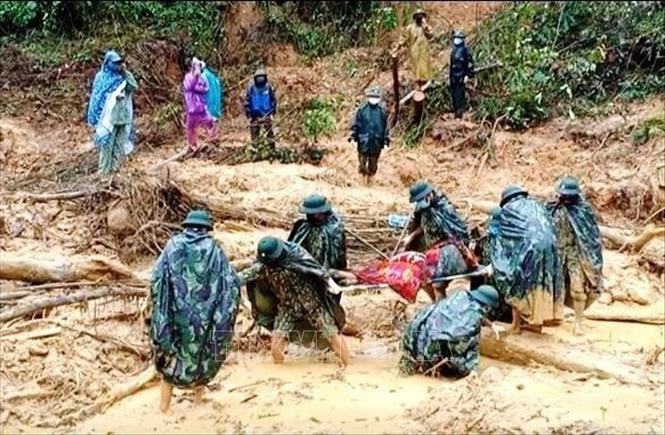 Trong ảnh: Lực lượng cứu hộ tích cực tìm khiếm những nạn nhân bị vùi lấp trong vụ sạt lở đất do mưa lũ ở xã Trường Sơn, huyện Quảng Ninh (Quảng Bình). Ảnh: TTXVN