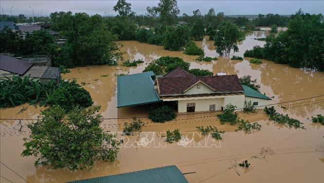 Trong ảnh: Mưa lớn, nước lũ dâng cao gây ngập lụt nghiêm trọng khiến hàng chục ngàn dân ở Hà Tĩnh, Quảng Bình phải sơ tán khẩn cấp. Ảnh: TTXVN

