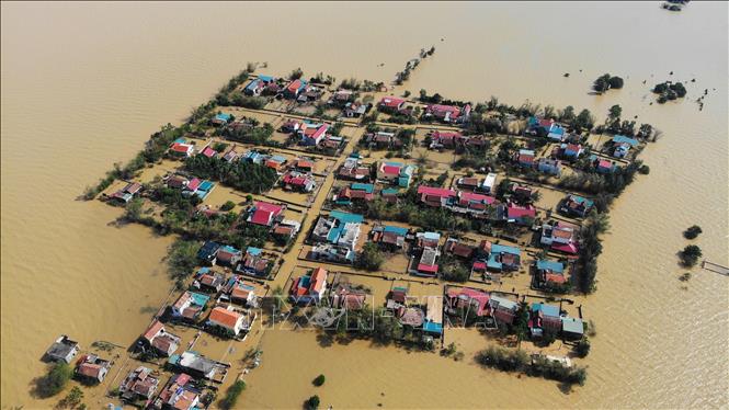 Trong ảnh: Mưa lớn, nước lũ dâng cao khiến nhiều khu vực ở tỉnh Quảng Bình bị cô lập. Ảnh: TTXVN

