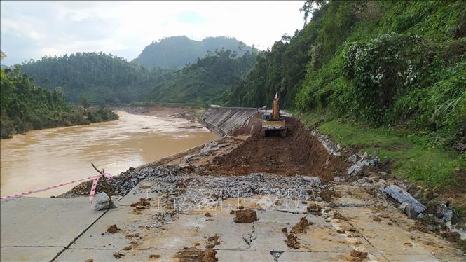 Trong ảnh: Mưa lũ gây sạt lở nghiêm trọng chia cắt tuyến QL14 đoạn qua tỉnh Quảng Bình. Ảnh: TTXVN