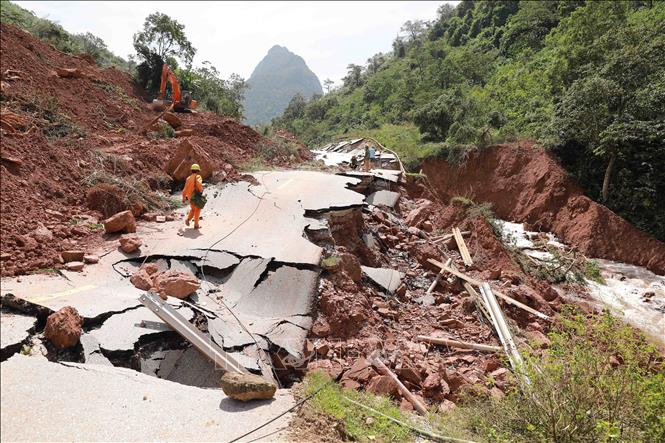 Trong ảnh: Mưa lũ khiến Quốc lộ 12A đi Cửa khẩu quốc tế Cha Lo qua địa bàn xã Dân Hóa, huyện Minh Hóa (Quảng Trị) bị sập hoàn toàn, giao thông tê liệt. Ảnh: TTXVN

