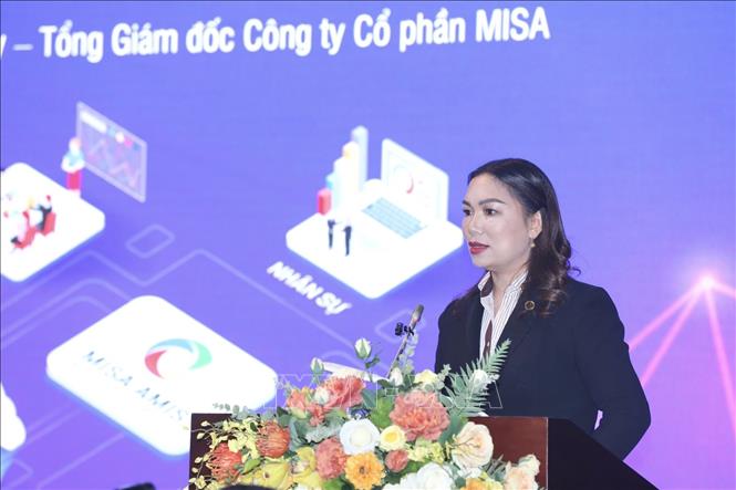 Trong ảnh: Bà Đinh Thị Thuý, Tổng giám đốc Công ty Cổ phần MISA giới thiệu về tảng quản trị doanh nghiệp hợp nhất – Misa Amis. Ảnh: Minh Quyết - TTXVN
