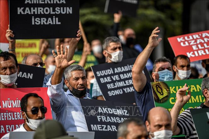 Ngày 13/9/2020, khoảng 200 người ở thành phố Istanbul của Thổ Nhĩ Kỳ đã xuống đường biểu tình, phản đối việc tòa soạn báo Charlie Hebdo của Pháp đăng lại các tranh biếm họa về nhà tiên tri Mohammed của người Hồi giáo. Ảnh: AFP/TTXVN 