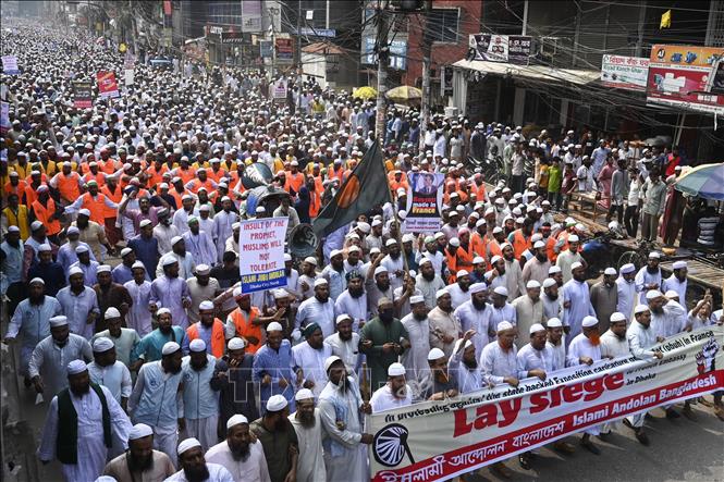 Tại Bangladesh, hàng chục nghìn người biểu tình tuần hành khắp thủ đô Dhaka, kêu gọi tẩy chay các sản phẩm của Pháp để phản đối quan điểm của Tổng thống Emmanuel Macron, ủng hộ việc đăng lại các tranh biếm họa nhà tiên tri Mohammed. Ảnh: AFP/TTXVN