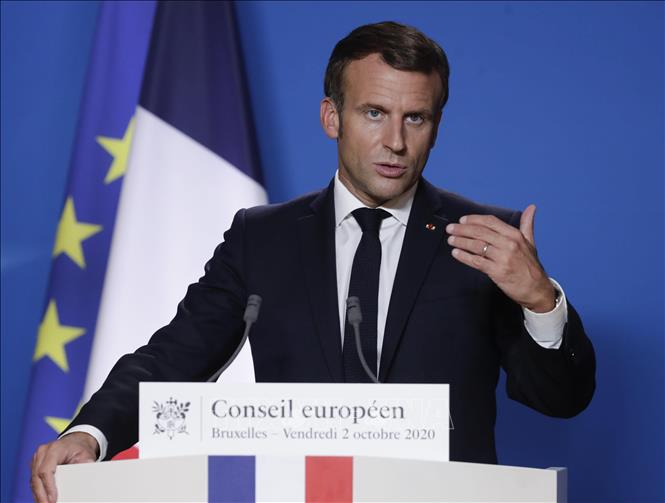 Tổng thống Pháp Emmanuel Macron (ảnh) chiều 31/10/2020 khẳng định ông hiểu rằng những bức tranh biếm họa nhà tiên tri Mohammed của đạo Hồi có thể gây sốc, đồng thời cũng tôn trọng cảm xúc liên quan đến vấn đề này, song không bao giờ chấp nhận đó là lý do biện minh cho hành vi bạo lực. Ảnh: AFP/TTXVN 