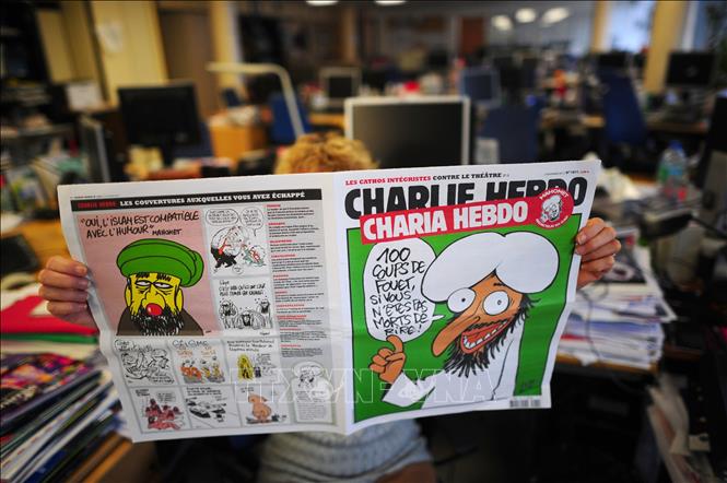 Ngày 1/9/2020, tờ báo trào phúng hàng tuần nổi tiếng Charlie Hebdo của Pháp thông báo xuất bản lại những hình ảnh biếm họa gây nhiều tranh cãi về nhà tiên tri Mohammed (ảnh), đánh dấu thời điểm những đối tượng liên quan đến vụ tấn công khủng bố đẫm máu nhằm vào tòa soạn báo này năm 2015 bị đưa ra xét xử trong tuần. Ảnh: AFP/TTXVN 