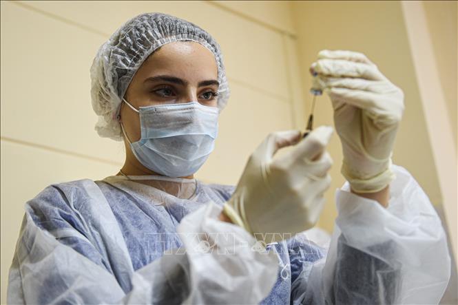 Trong ảnh: Nhân viên y tế chuẩn bị tiêm vaccine ngừa COVID-19 cho nhóm người có nguy cơ cao tại Moskva, Nga ngày 8/12/2020. Ảnh: THX/TTXVN