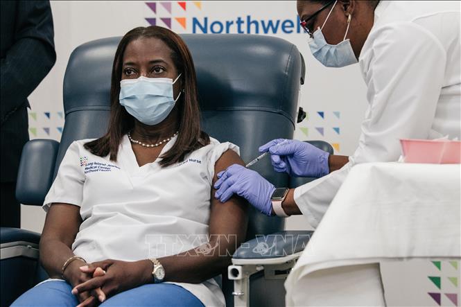 Trong ảnh: Một nhân viên y tế được tiêm vaccine ngừa COVID-19 tại New York, Mỹ ngày 14/12/2020. Ảnh: THX/TTXVN