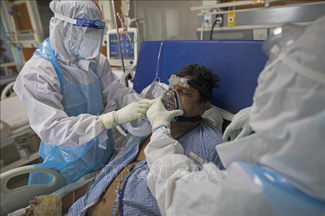 Trong ảnh: Nhân viên y tế điều trị cho bệnh nhân mắc COVID-19 tại một bệnh viện ở Greater Noida, Ấn Độ ngày 15/7/2020. Ảnh: AFP/TTXVN