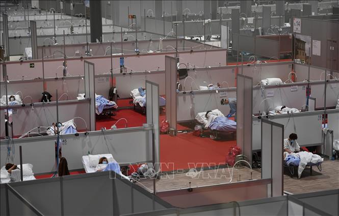 Trong ảnh: Bệnh nhân COVID-19 được điều trị tại một bệnh viện dã chiến ở Madrid, Tây Ban Nha ngày 3/4/2020. Ảnh: AFP/TTXVN