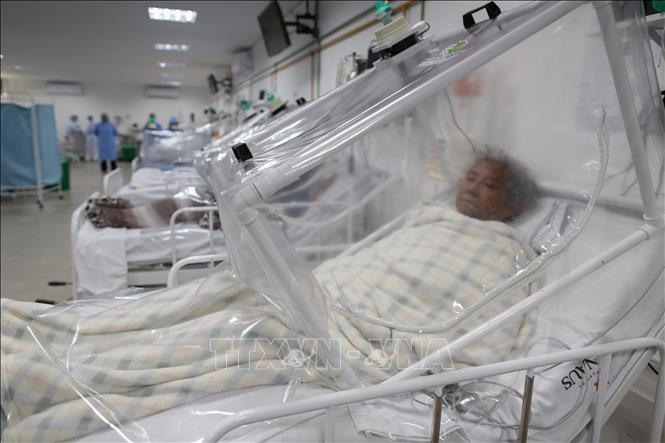 Trong ảnh: Bệnh nhân COVID-19 được điều trị tại một bệnh viện ở Manaus, Brazil ngày 20/5/2020. Ảnh: AFP/TTXVN
