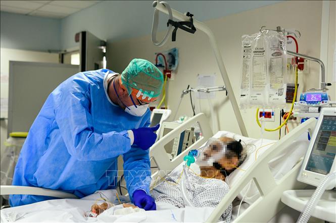 Trong ảnh: Nhân viên y tế kiểm tra tình trạng bệnh nhân mắc COVID-19 tại một bệnh viện ở Bergamo, Italy ngày 3/4/2020. Ảnh: AFP/TTXVN