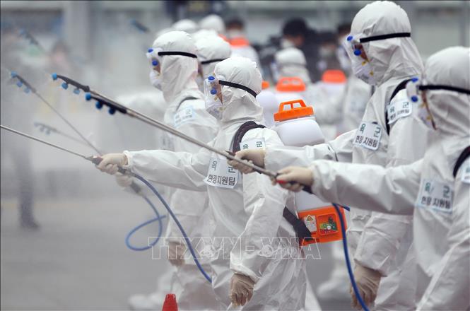 Trong ảnh: Phun thuốc khử trùng nhằm ngăn chặn sự lây lan của dịch COVID-19 tại Daegu, Hàn Quốc ngày 29/2/2020. Ảnh: AFP/TTXVN
