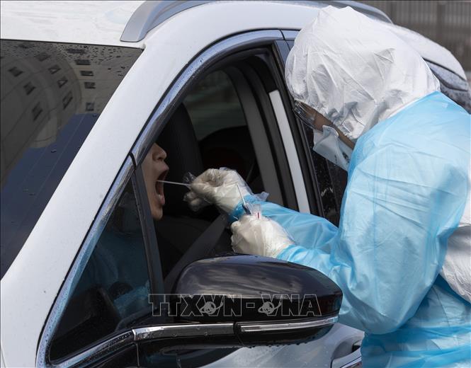 Trong ảnh: Nhân viên y tế lấy mẫu xét nghiệm COVID-19 cho người dân tại Daegu, Hàn Quốc ngày 4/3/2020. Ảnh: THX/TTXVN