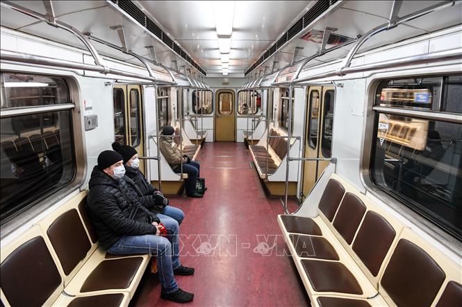 Trong ảnh: Người dân đeo khẩu trang phòng dịch COVID-19 khi đi tàu điện ngầm tại Moskva, Nga ngày 31/3/2020. Ảnh: AFP/TTXVN