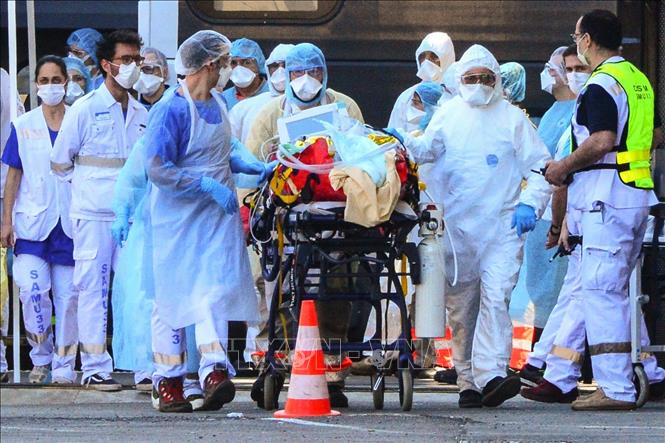 Trong ảnh: Nhân viên y tế chuyển bệnh nhân nhiễm COVID-19 vào một bệnh viện ở Bordeaux, Pháp ngày 10/4/2020. Ảnh: AFP/TTXVN