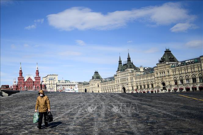 Trong ảnh: Cảnh vắng vẻ tại Quảng trường Đỏ ở Moskva, Nga khi chính quyền thành phố áp đặt các biện pháp hạn chế nhằm ngăn chặn sự lây lan của dịch COVID-19 ngày 1/4/2020. Ảnh: AFP/TTXVN 