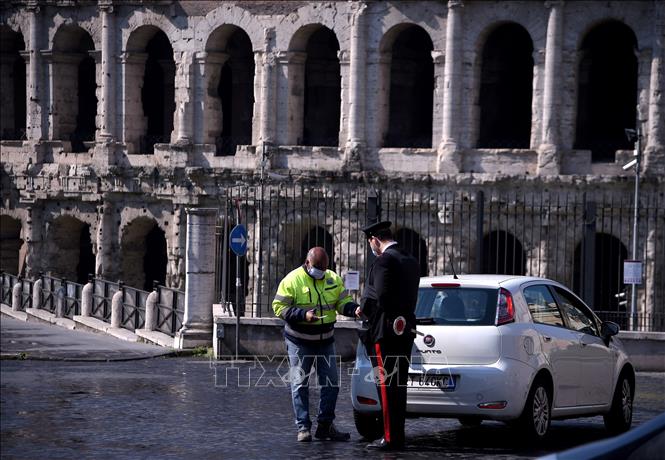 Trong ảnh: Cảnh sát kiểm tra một phương tiện tại Rome, Italy trong bối cảnh chính quyền thành phố áp đặt các biện pháp hạn chế nhằm ngăn chặn sự lây lan của dịch COVID-19 ngày 8/4/2020. Ảnh: AFP/TTXVN