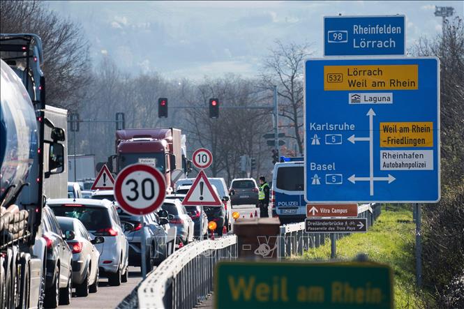 Trong ảnh: Cảnh ùn tắc trên cao tốc ở biên giới Pháp-Đức khi cảnh sát Đức kiểm tra các phương tiện trong nỗ lực ngăn chặn sự lây lan của dịch COVID-19 ngày 16/3/2020. Ảnh: AFP/TTXVN