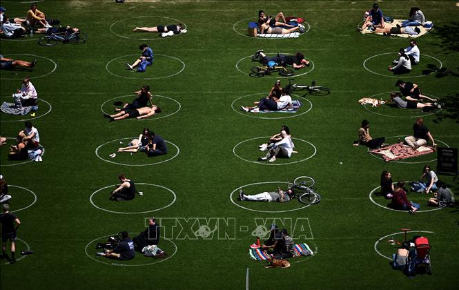 Trong ảnh: Người dân thực hiện giãn cách xã hội tại một công viên ở New York, Mỹ nhằm ngăn chặn sự lây lan của dịch COVID-19 ngày 17/5/2020. Ảnh: AFP/TTXVN