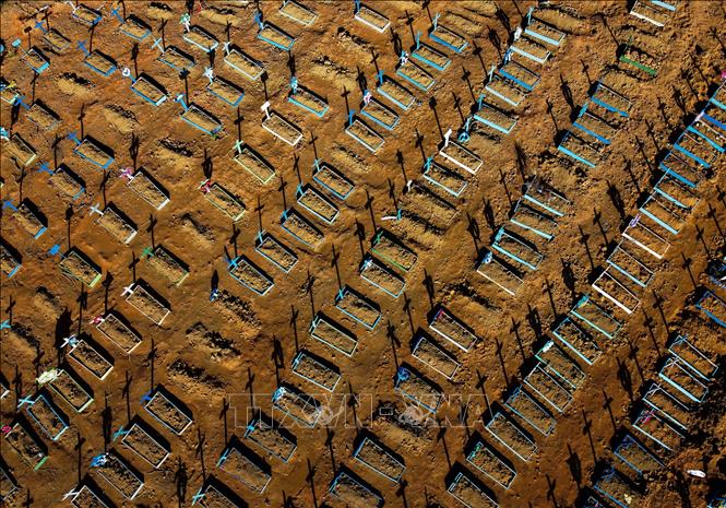 Trong ảnh: Một nghĩa trang ở Manaus, Brazil, nơi chôn cất thi thể bệnh nhân COVID-19 ngày 21/6/2020. Ảnh: AFP/TTXVN