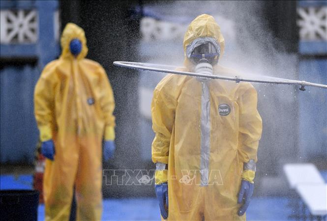 Trong ảnh: Lính cứu hỏa trong trang phục bảo hộ tham gia diễn tập ứng phó với dịch COVID-19 tại Minas Gerais, Brazil ngày 20/3/2020. Ảnh: AFP/TTXVN