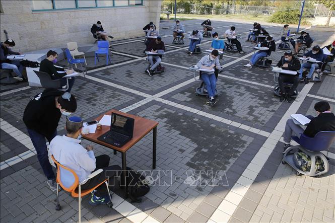 Trong ảnh: Học sinh đeo khẩu trang phòng dịch COVID-19 tại trường học ở thành phố Modiin, Israel, ngày 29/11/2020. Ảnh: THX/TTXVN