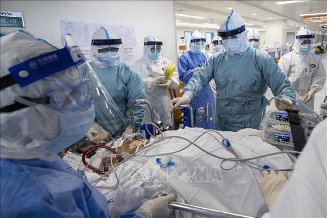 Trong ảnh: Nhân viên y tế chuyển bệnh nhân COVID-19 tới khu điều trị tích cực tại một bệnh viện ở Vũ Hán, Trung Quốc ngày 13/4/2020. Ảnh: THX/TTXVN