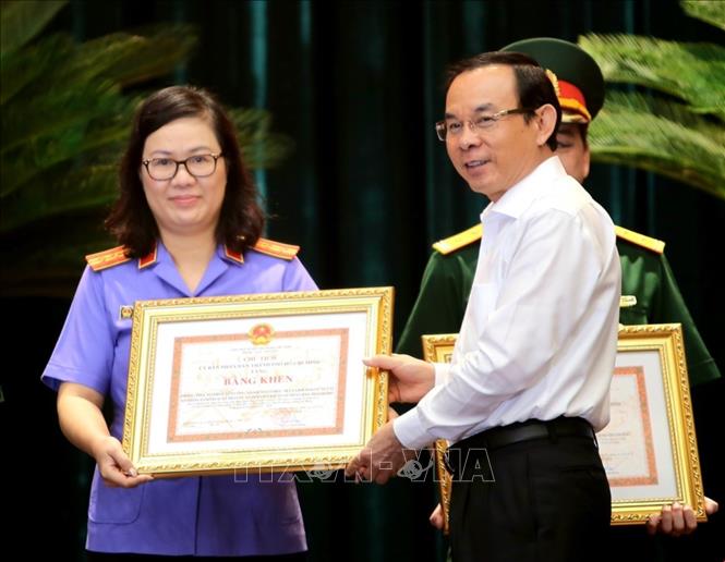 Trong ảnh: Bí thư Thành ủy Thành phố Hồ Chí Minh Nguyễn Văn Nên trao Bằng khen cho các tập thể, cá nhân có thành tích cao trong việc thực hiện Chỉ thị 48 của Bộ Chính trị khóa X. Ảnh: Thành Chung - TTXVN