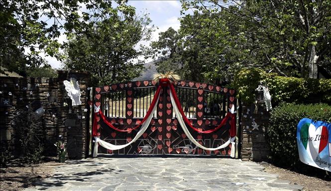 Trong ảnh (tư liệu): Lối vào điền trang Neverland của ông hoàng nhạc Pop Michael Jackson tại Los Olivos, California, Mỹ, ngày 9/6/2005. Ảnh: AFP/ TTXVN