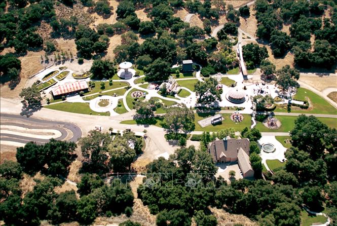 Trong ảnh (tư liệu): Toàn cảnh điền trang Neverland của ông hoàng nhạc Pop Michael Jackson tại Santa Ynez, California, Mỹ, ngày 25/6/2001. Ảnh: AFP/ TTXVN