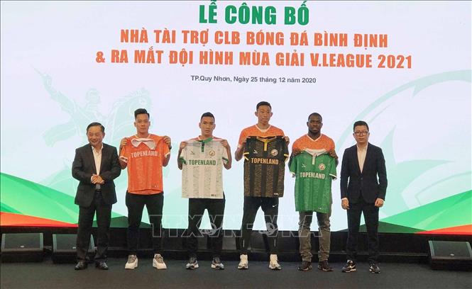 Trong ảnh: Topenland Bình Định FC ra mắt áo đấu chính thức của CLB. Ảnh: Phạm Kha – TTXVN