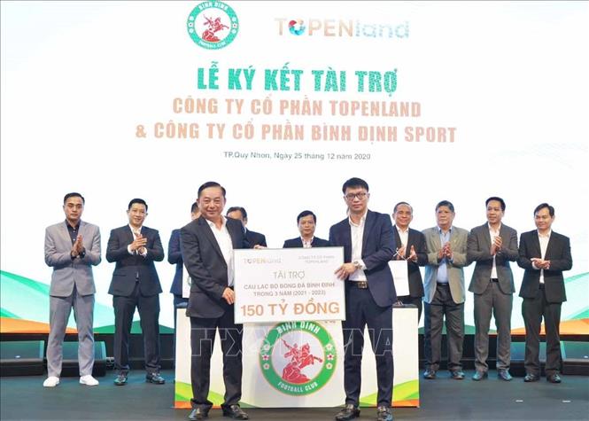 Trong ảnh: Topenland ký kết tài trợ 150 tỉ đồng cho CLB bóng đá Bình Định trong 3 mùa giải. Ảnh: Phạm Kha – TTXVN