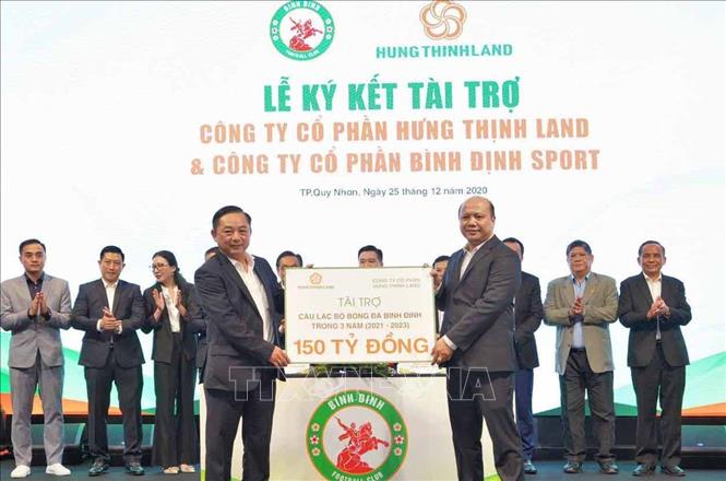 Trong ảnh: Hung Thinhland ký kết tài trợ 150 tỉ đồng cho CLB bóng đá Bình Định trong 3 mùa giải. Ảnh: Phạm Kha – TTXVN