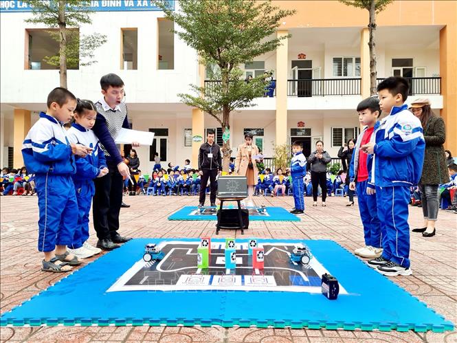 Trong ảnh: Học sinh trường Tiểu học Lê Mao, thành phố Vinh hào hứng với hoạt động STEM. Ảnh: Bích Huệ - TTXVN
