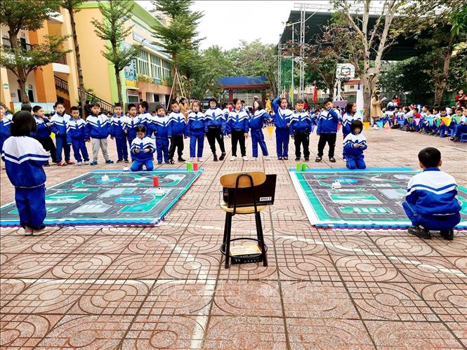 Trong ảnh: Học sinh trường Tiểu học Lê Mao, thành phố Vinh hào hứng với hoạt động STEM. Ảnh: Bích Huệ - TTXVN