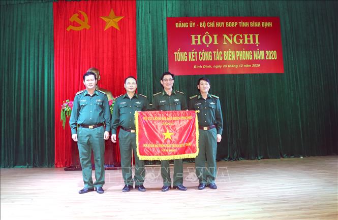 Trong ảnh: Phòng Tham mưu thuộc Bộ đội Biên phòng tỉnh Bình Định nhận Cờ thi đua quyết thắng của Bộ Tư lệnh Bộ đội Biên phòng trao tặng. Ảnh: Nguyên Linh - TTXVN