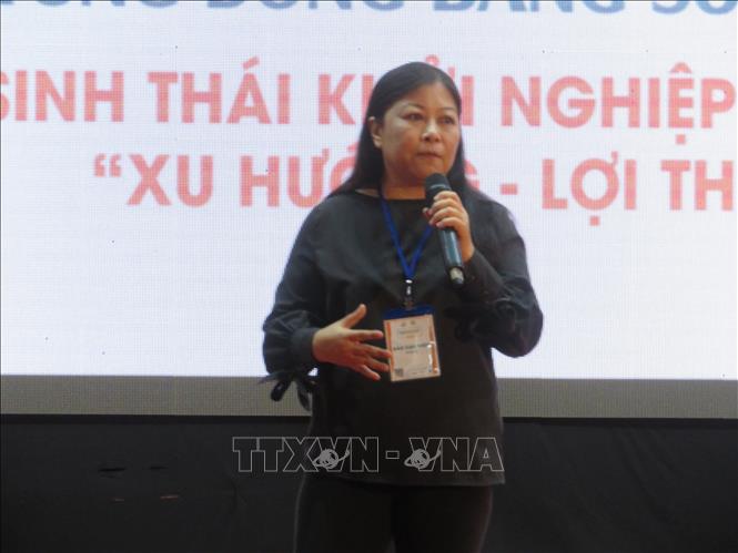 Trong ảnh: Bà Nguyễn Phi Vân, Chủ tịch mạng lưới Nhà đầu tư thiên thần Việt Nam phát biểu, chia sẻ góc nhìn thị trường toàn cầu và những điều các doanh nghiệp khởi nghiệp đổi mới sáng tạo tại Đồng bằng sông Cửu Long cần chuẩn bị để vươn ra biển lớn. Ảnh: Ánh Tuyết - TTXVN