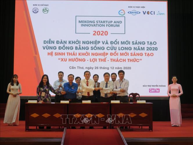 Trong ảnh: Các bên ký kết hợp tác về tham mưu xây dựng chính sách ưu đãi, hỗ trợ ươm tạo và khởi nghiệp đổi mới sáng tạo tại thành phố Cần Thơ. Ảnh: Ánh Tuyết - TTXVN
