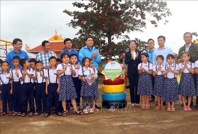 Trong ảnh: Tỉnh đoàn Bình Định tặng sân chơi thiếu nhi cho học sinh Trường Tiểu học Nhơn Mỹ, xã Nhơn Mỹ, thị xã An Nhơn (Bình Định). Ảnh: Nguyên Linh - TTXVN