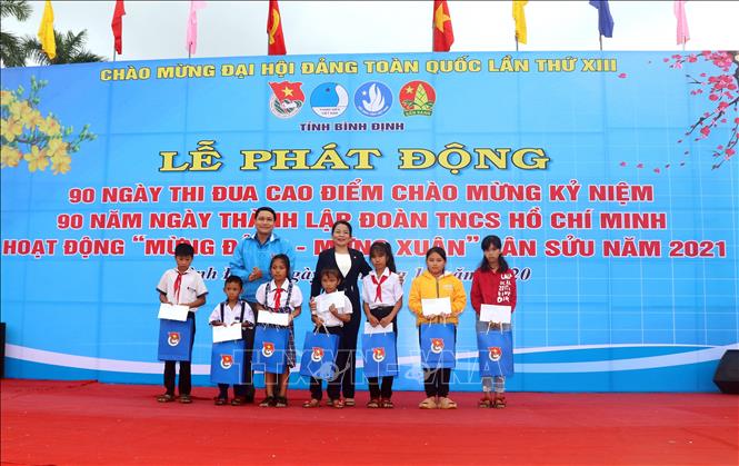 Trong ảnh: Trao tặng quà Tết cho học sinh nghèo ở xã Nhơn Mỹ, thị xã An Nhơn (Bình Định). Ảnh: Nguyên Linh - TTXVN