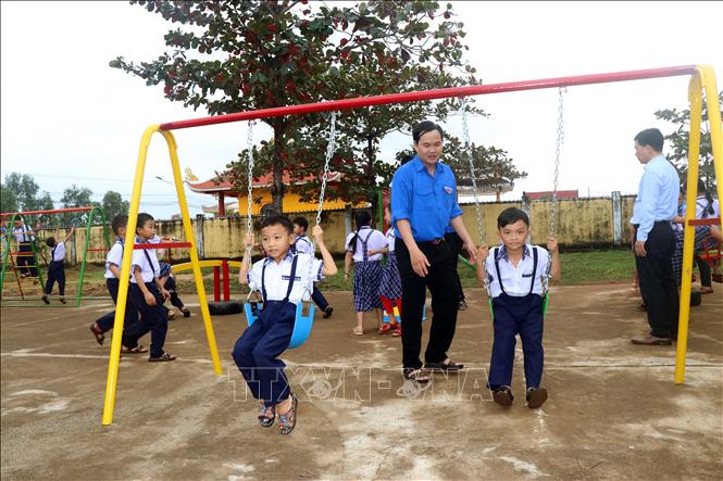 Trong ảnh: Tỉnh đoàn Bình Định tặng sân chơi thiếu nhi cho học sinh Trường Tiểu học Nhơn Mỹ, xã Nhơn Mỹ, thị xã An Nhơn (Bình Định). Ảnh: Nguyên Linh - TTXVN