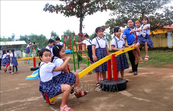 Trong ảnh: Tỉnh đoàn Bình Định tặng sân chơi thiếu nhi cho học sinh Trường Tiểu học Nhơn Mỹ, xã Nhơn Mỹ, thị xã An Nhơn (Bình Định). Ảnh: Nguyên Linh - TTXVN