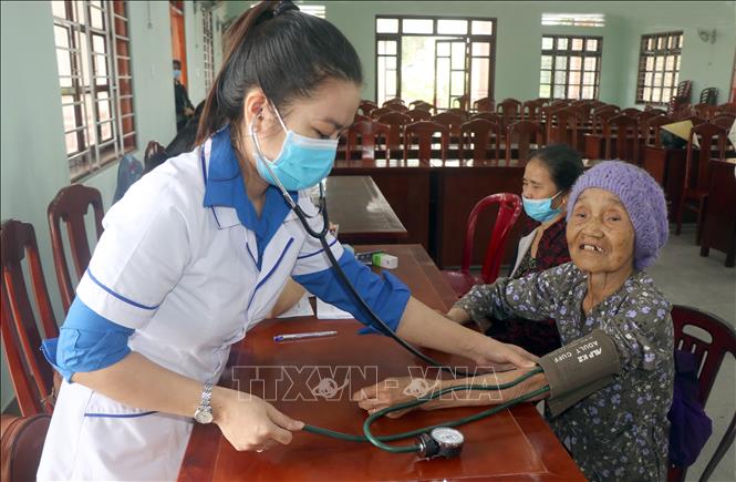 Trong ảnh: Bác sĩ tình nguyện khám bệnh miễn phí cho người nghèo xã Nhơn Mỹ, thị xã An Nhơn (Bình Định). Ảnh: Nguyên Linh - TTXVN