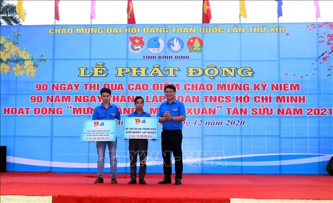 Trong ảnh: Ông Lương Đình Tiên, Phó Bí thư Thường trực Tỉnh đoàn Bình Định trao vốn vay hỗ trợ cho 2 thanh niên thực hiện dự án khởi nghiệp. Ảnh: Nguyên Linh - TTXVN