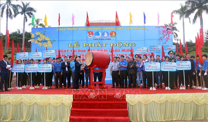 Trong ảnh: Bà Nguyễn Thị Phong Vũ, Trưởng ban Ban Dân vận Tỉnh ủy, Chủ tịch Ủy ban Mặt trận Tổ quốc Việt Nam tỉnh Bình Định đánh trống phát động đợt thi đua “90 ngày thi đua cao điểm chào mừng 90 năm Ngày thành lập Đoàn TNCS Hồ Chí Minh”. Ảnh: Nguyên Linh - TTXVN