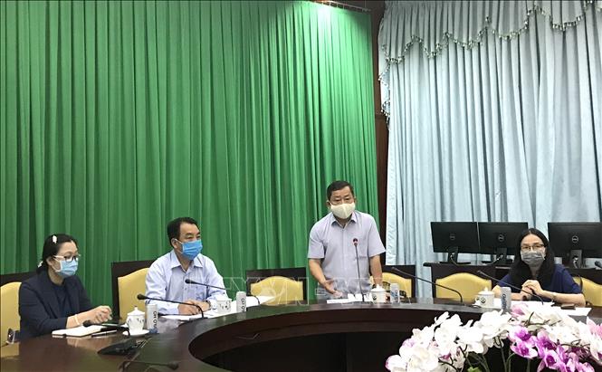 Trong ảnh: Giám đốc Sở Y tế tỉnh Vĩnh Long Văn Công Minh phát biểu tại cuộc họp. Ảnh: Lê Thúy Hằng - TTXVN