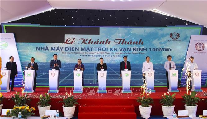 Trong ảnh: Cắt băng khánh thành nhà máy điện mặt trời KN Vạn Ninh 100 MWp. Ảnh: Thanh Vân – TTXVN

